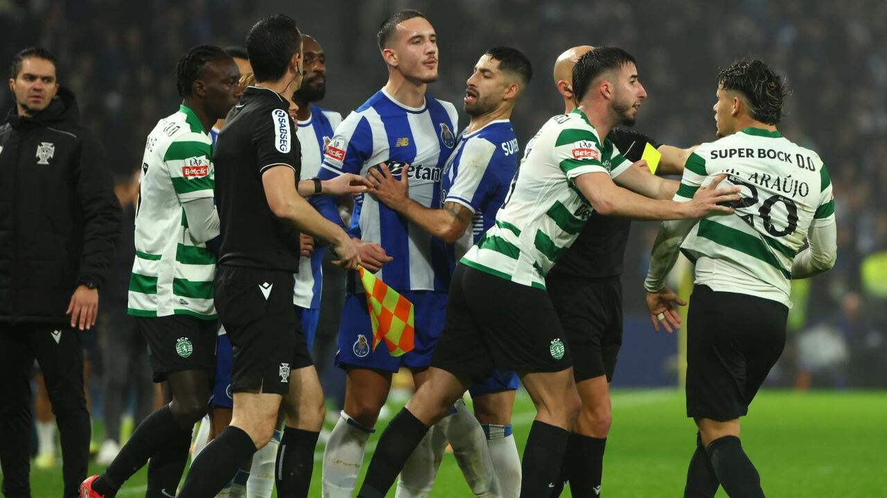 Momento de tensão entre jogadores de FC Porto e Sporting no clássico