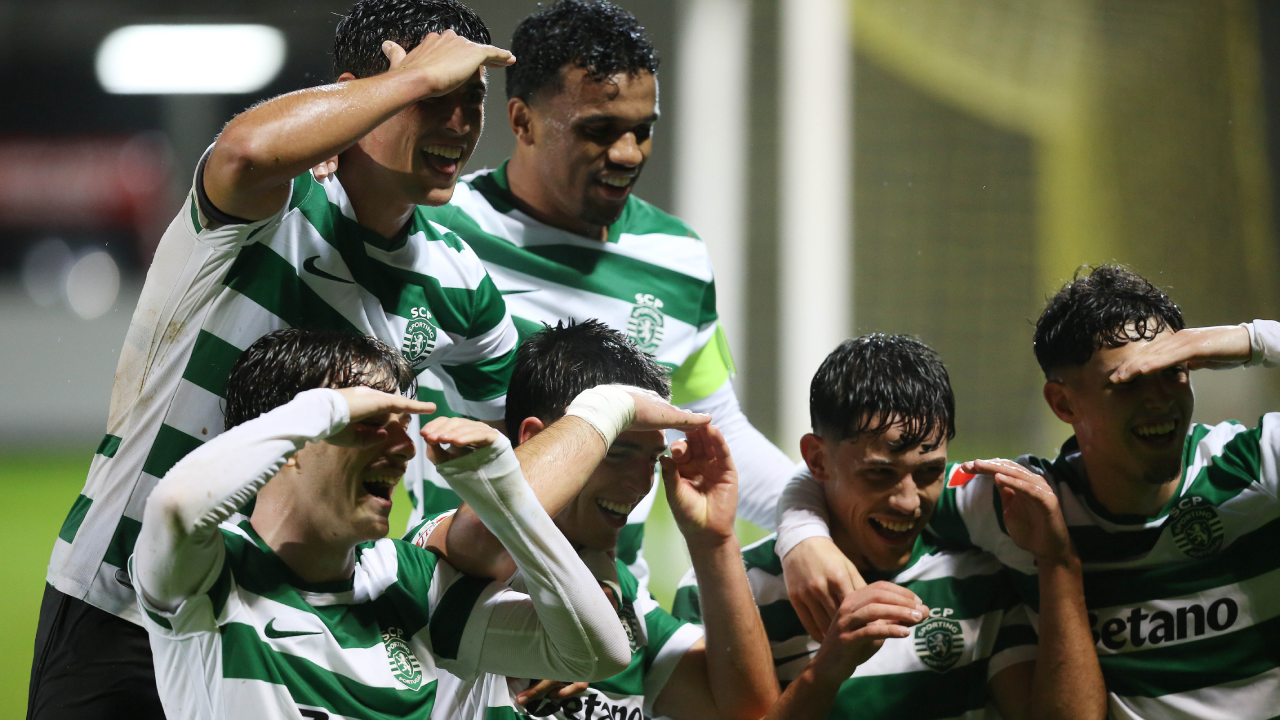 Jogadores do Sporting B festejam após golo frente ao P. Ferreira