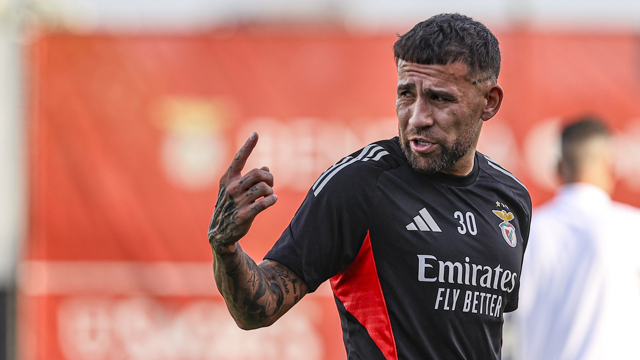 Otamendi durante um treino no Benfica Campus