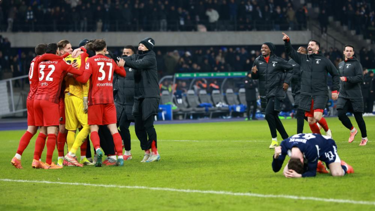 Jogadores do Friburgo festejam continuidade na Taça da Alemanha