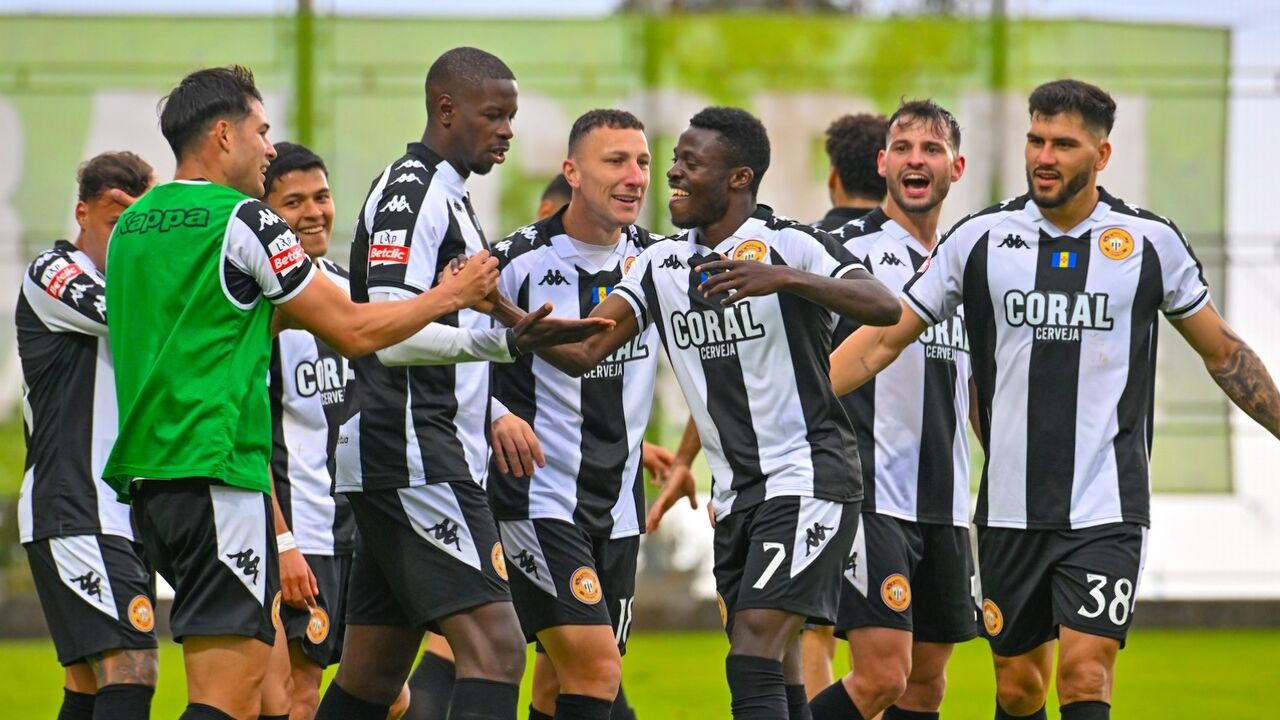 Equipa do Nacional celebra jogo com casa cheia frente ao FC Porto