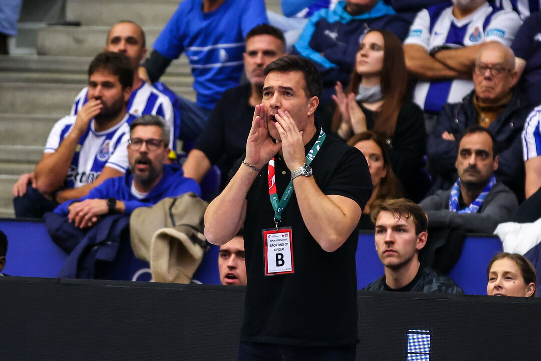 Ricardo Costa reage à queixa do FC Porto após alegado arremesso de garrafa