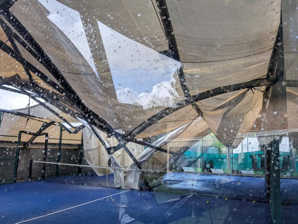 Campo de padel com estrutura danificada após fortes chuvas