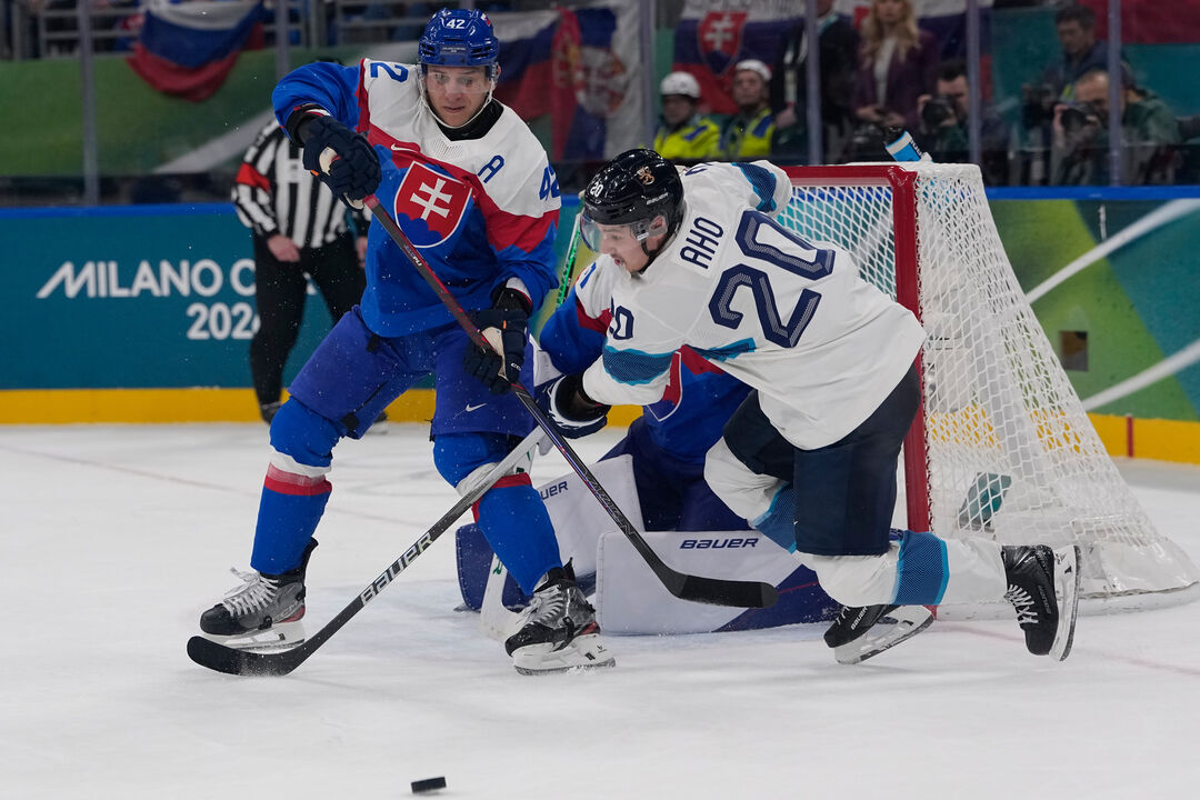 Ação no hóquei masculino nos Jogos Olímpicos de Milão Cortina