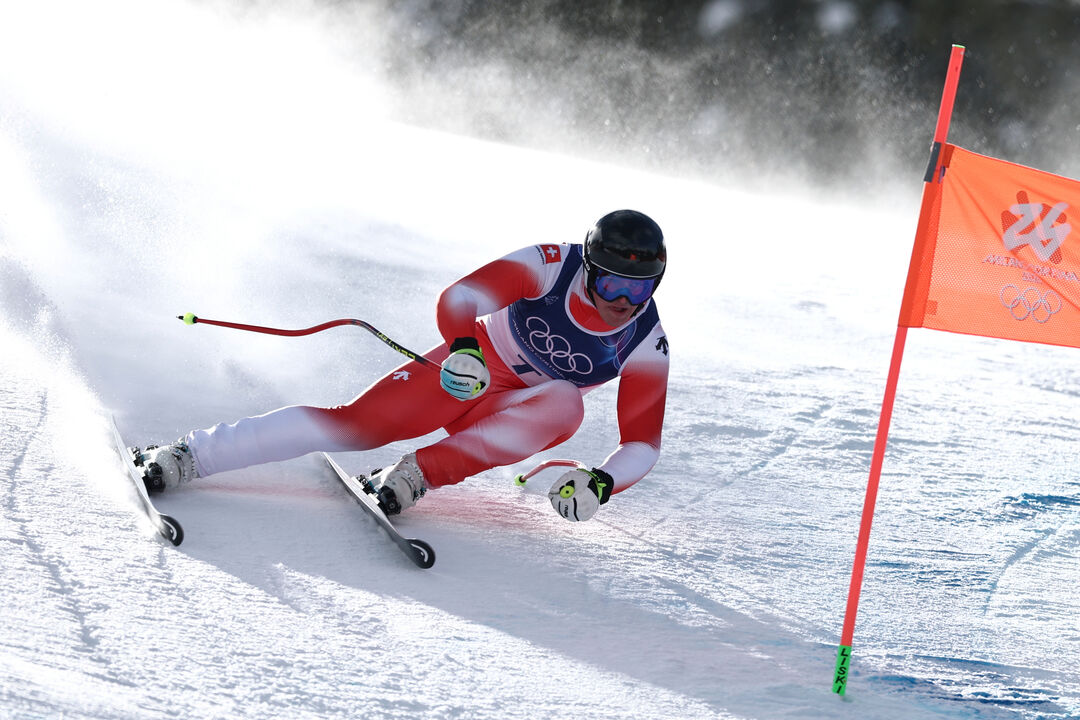 Um esquiador compete nos Jogos Olímpicos de Inverno