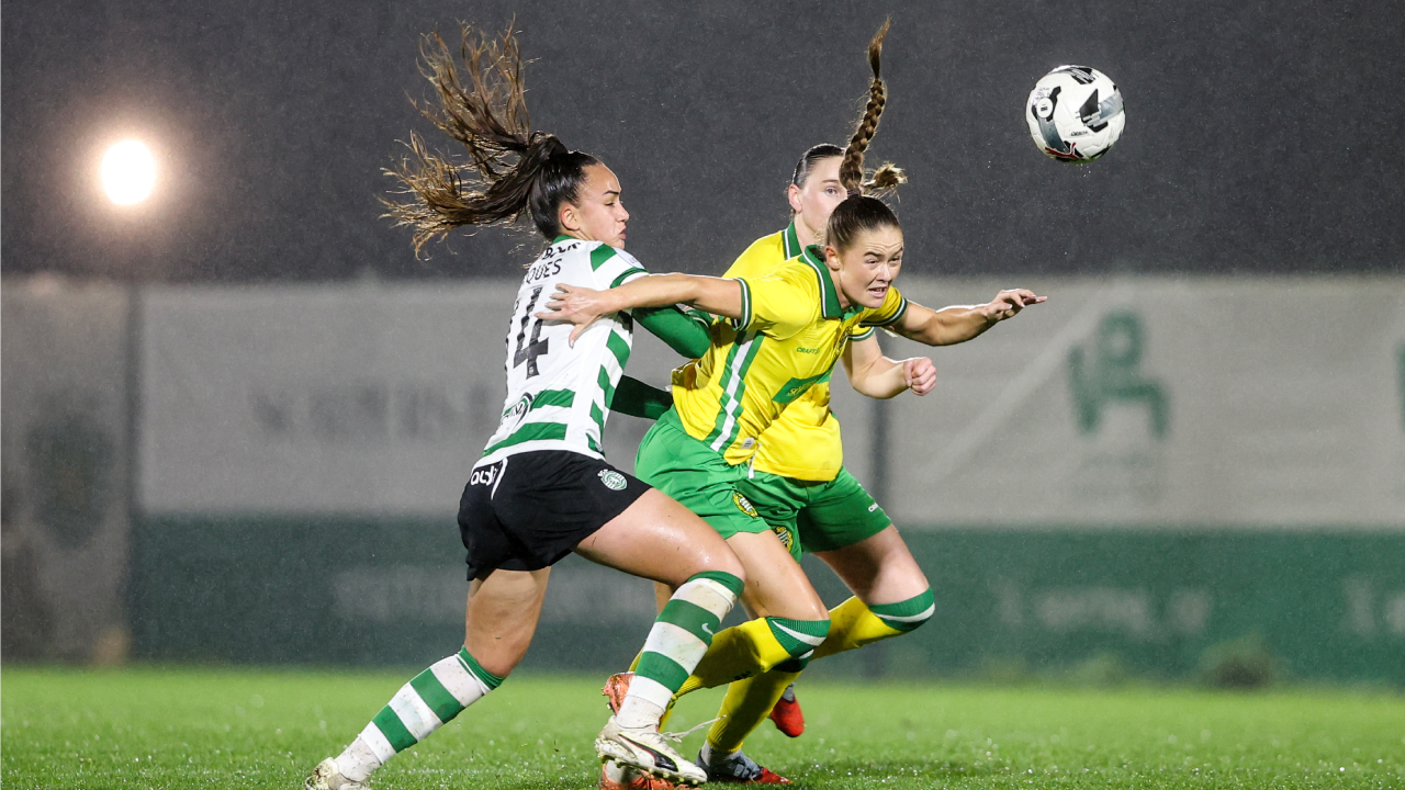 Jogadoras do Sporting e do Hammarby disputam o lance