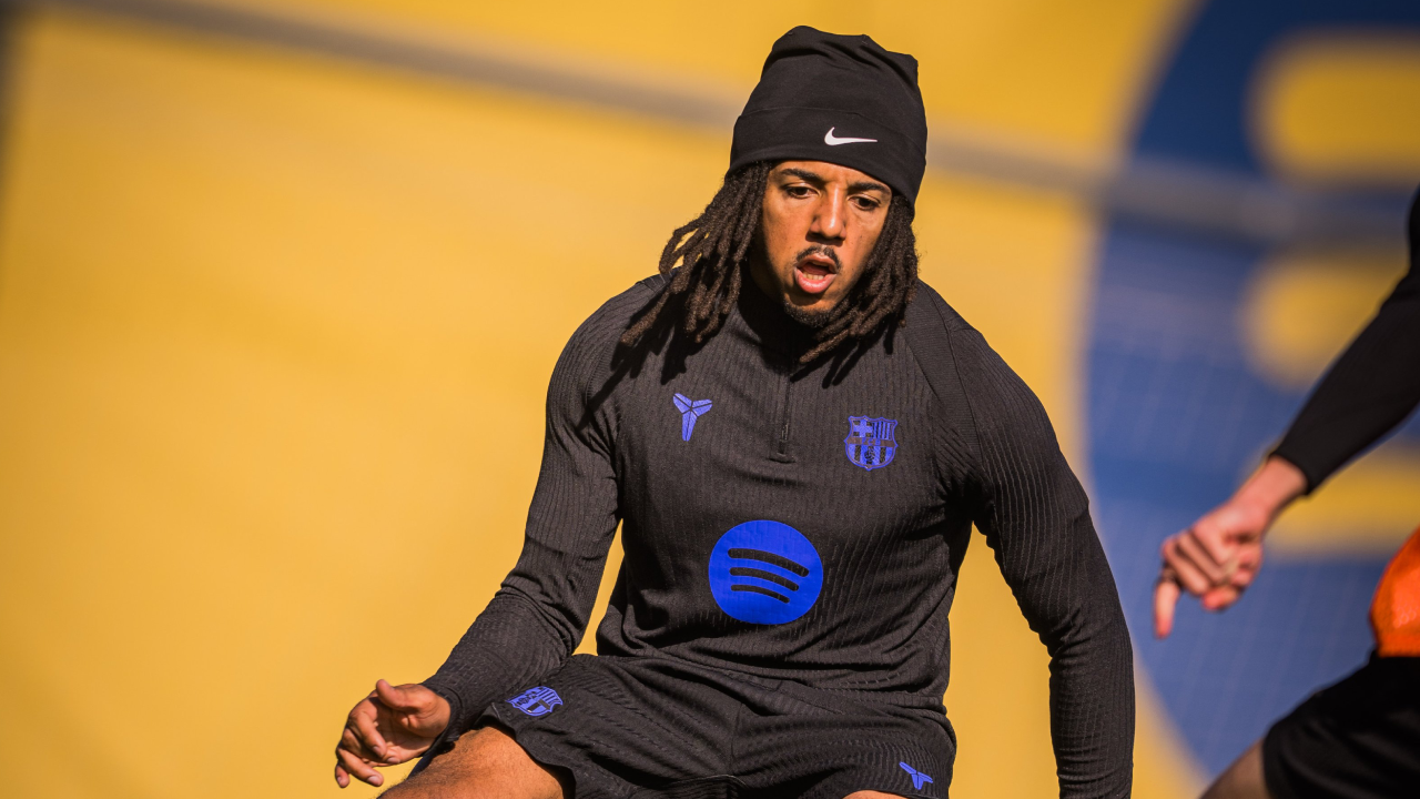 Jules Koundé durante o treino na véspera do clássico