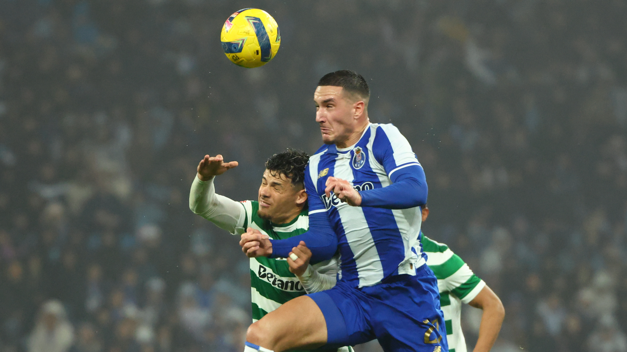 Deniz Gül disputa a bola com Maxi Araújo no clássico