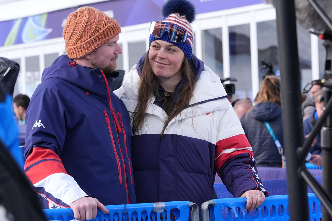 Breezy Johnson celebra medalha e noivado após prova de Super-G
