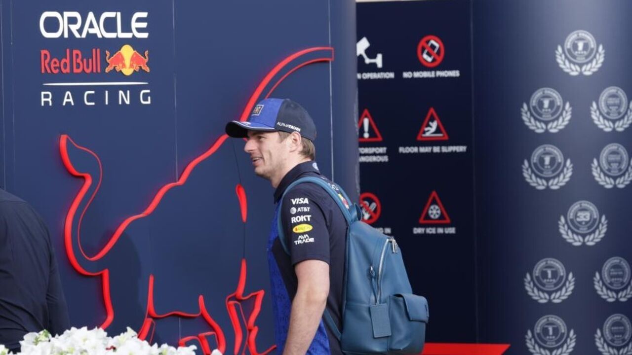 Max Verstappen no paddock da Red Bull Racing