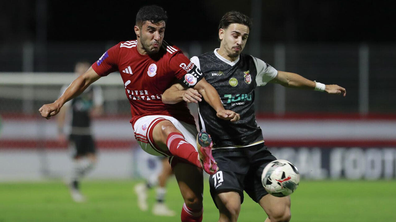 Marco Grilo (à esquerda) num jogo com o Caldas