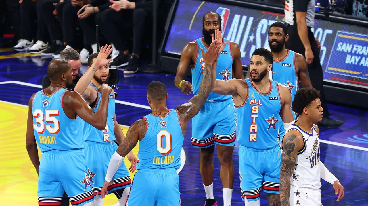 Jogadores de basquetebol do All-Star Game em campo