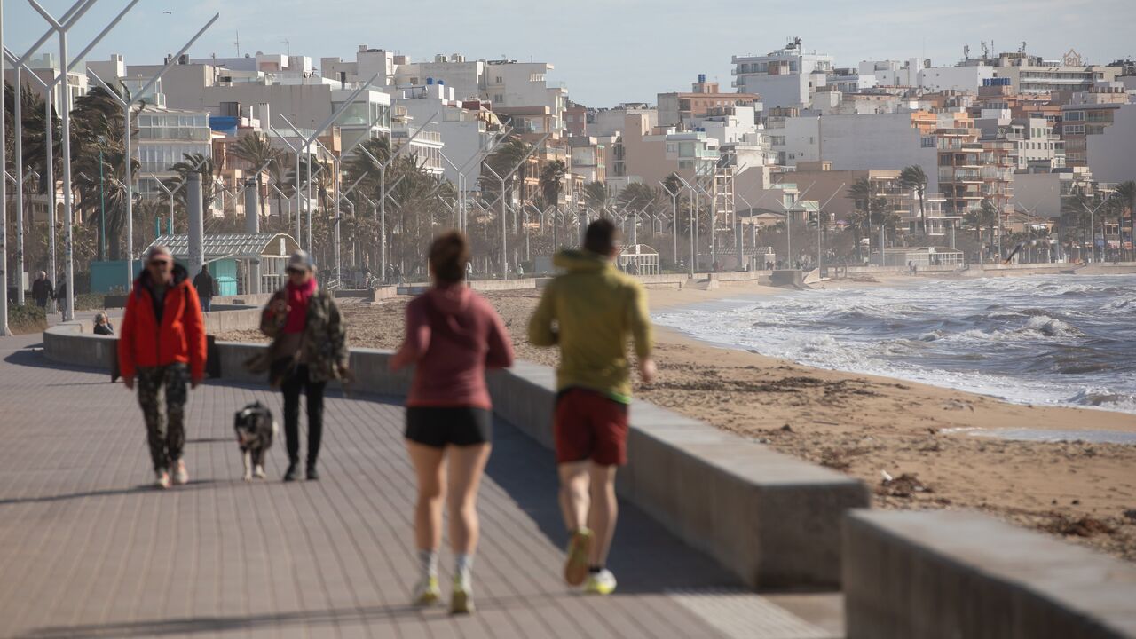 Exercício físico melhora bem-estar: pessoas caminham e correm junto à praia