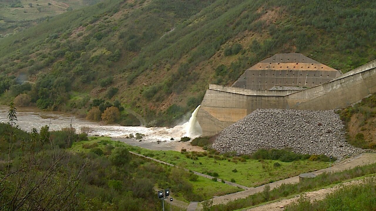 Comportas da barragem foram abertas este domingo de manhã