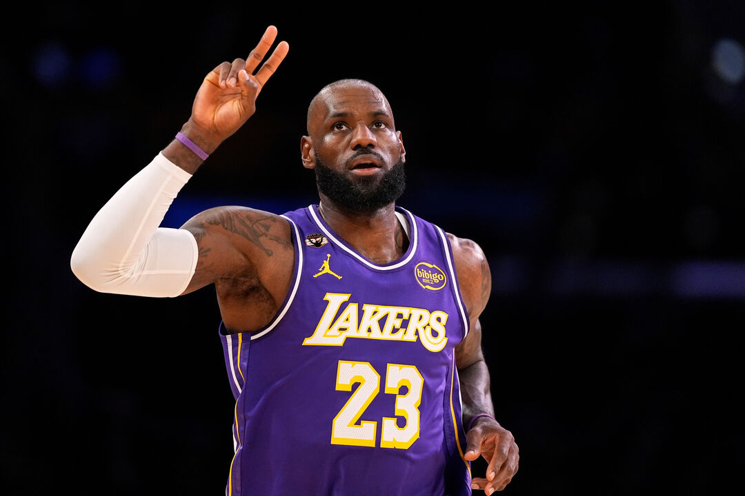 LeBron James destaca-se como o jogador mais velho