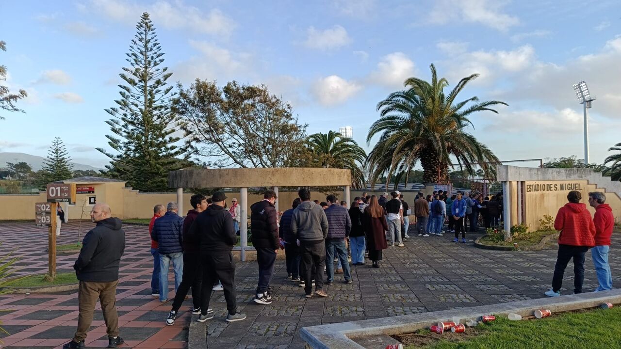 Adeptos do Benfica aguardam entrada no Estádio de São Miguel