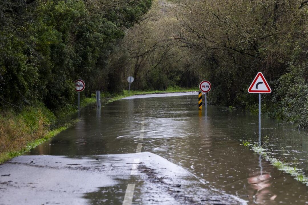 Estrada inundada em Portugal continental devido a chuva fraca