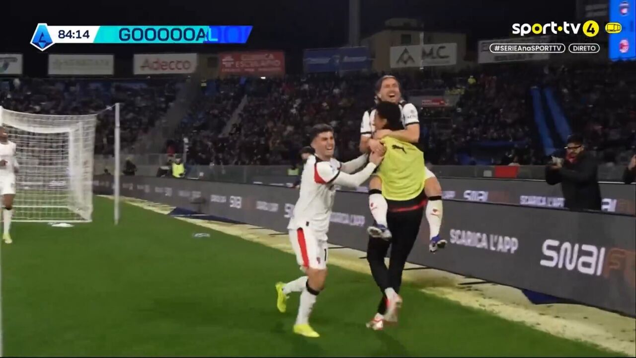 Futebol: Jogadores celebram golo marcado aos 84 minutos de jogo.
