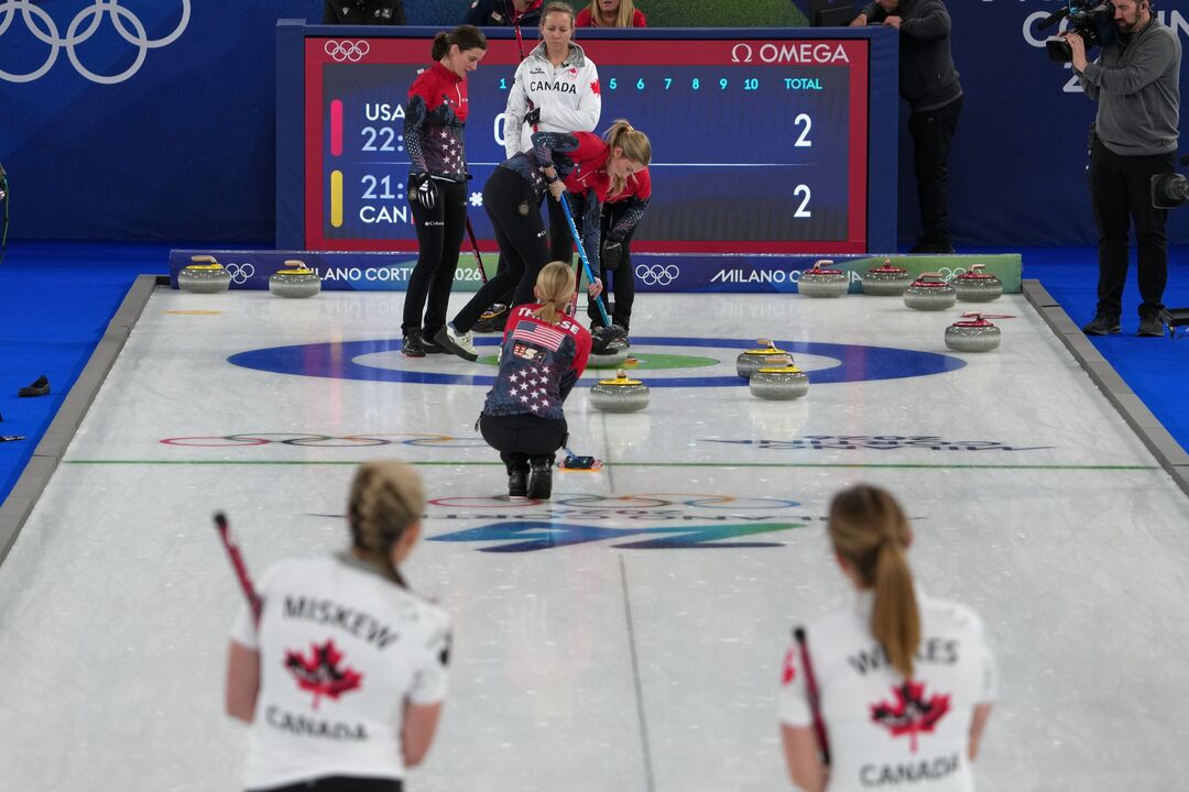 Equipas de curling dos EUA e Canadá competem nos Jogos Olímpicos de Inverno Milano Cortina 2026