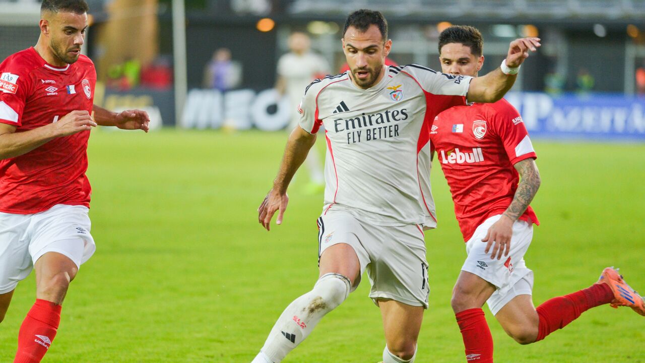 Santa Clara e Benfica disputam um jogo
