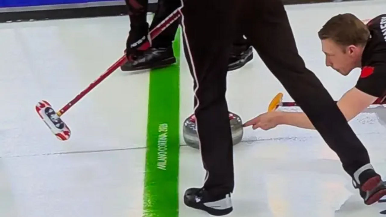 Canadianos acusados de batota no curling por suecos durante competição