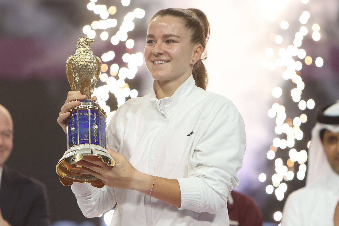 Karolina Muchova ergue o troféu em Doha