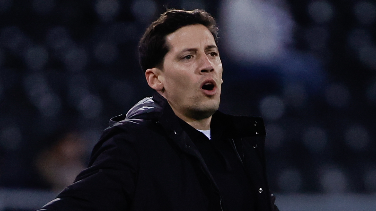 Luís Pinto comunica com os jogadores durante o V. Guimarães-E. Amadora