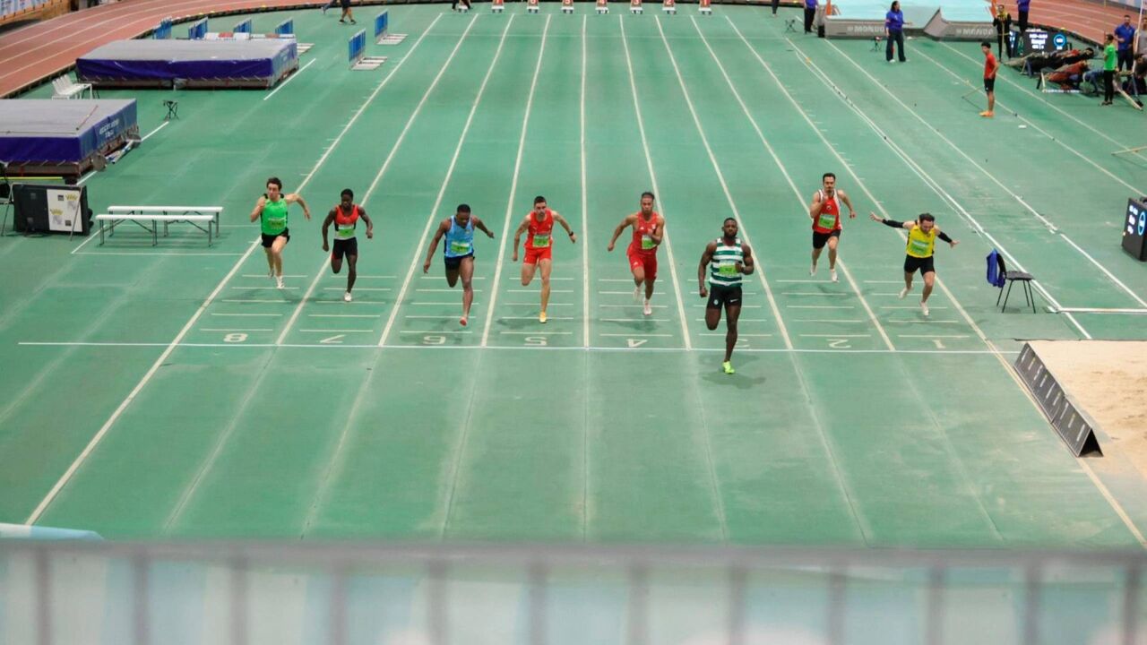 Atletas competem em pista coberta nos nacionais de atletismo