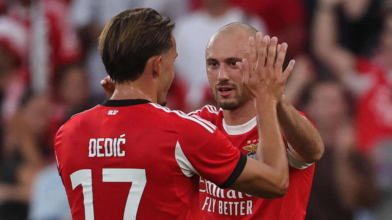 Dedic (à esquerda) e Aursnes (à direita) festejam um golo do Benfica