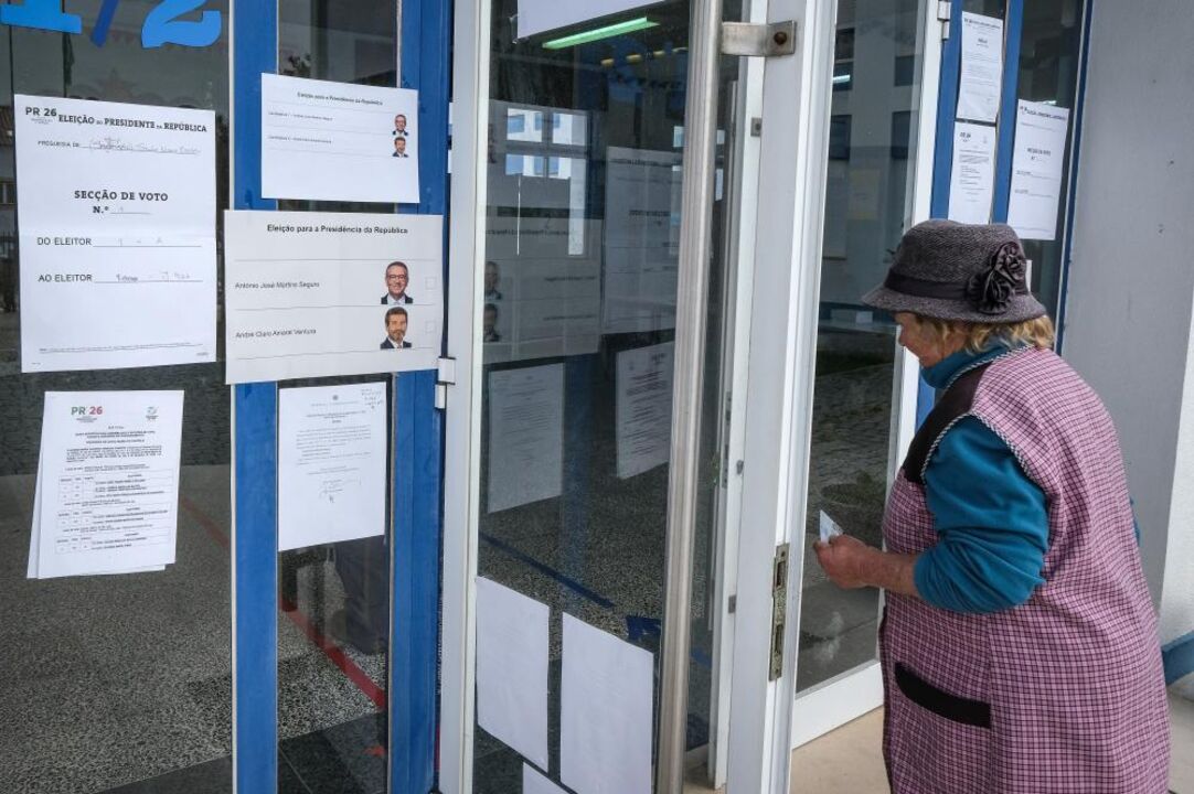 Eleitores de Alcácer do Sal à entrada da escola Básica Pedro Nunes para exercer o seu direito de voto para a 2.ª volta das presidenciais