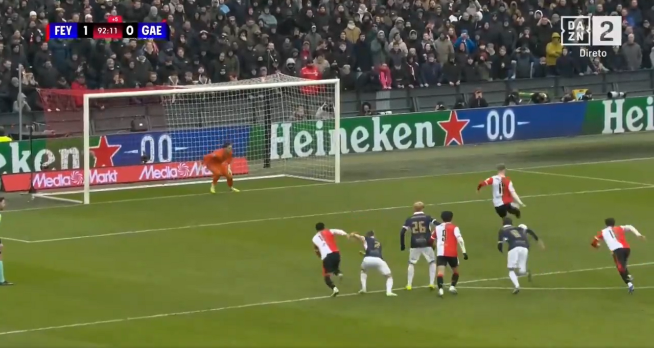 Casper Tengstedt marca golo diante do Go Ahead Eagles