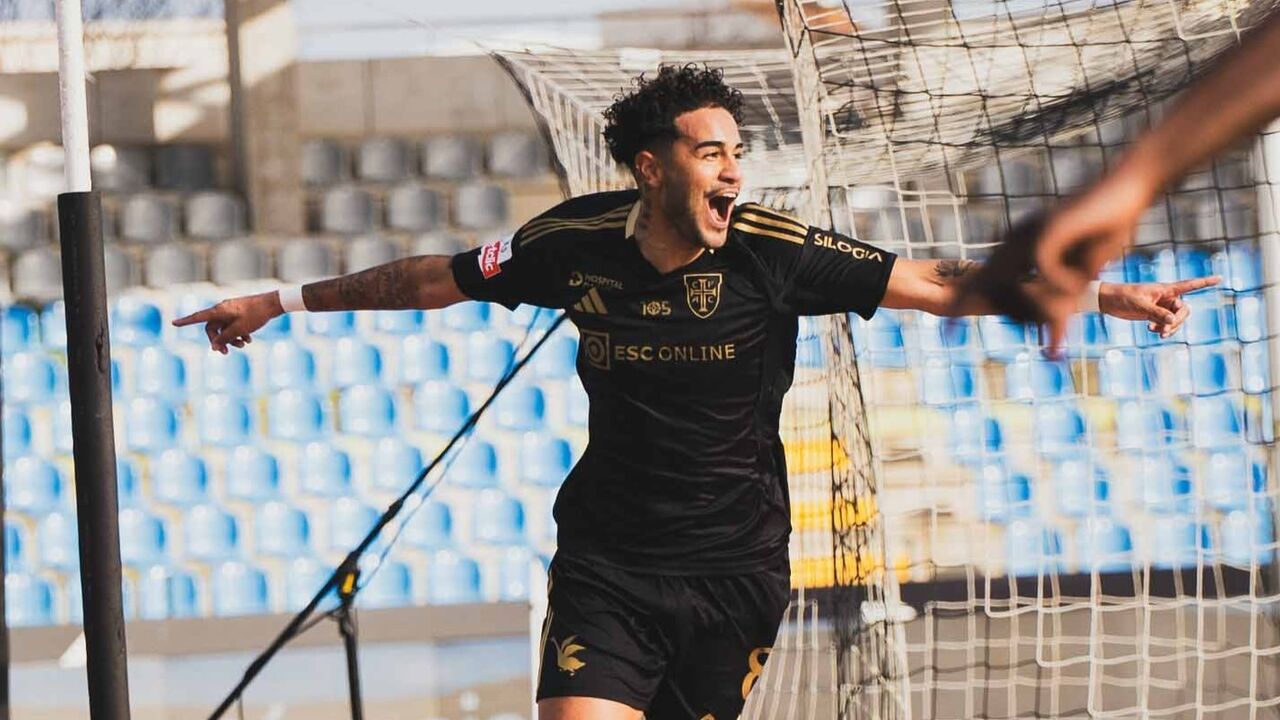 Rafael Brito celebra golo pelo FC Bravos do Maquis, cinco anos depois.
