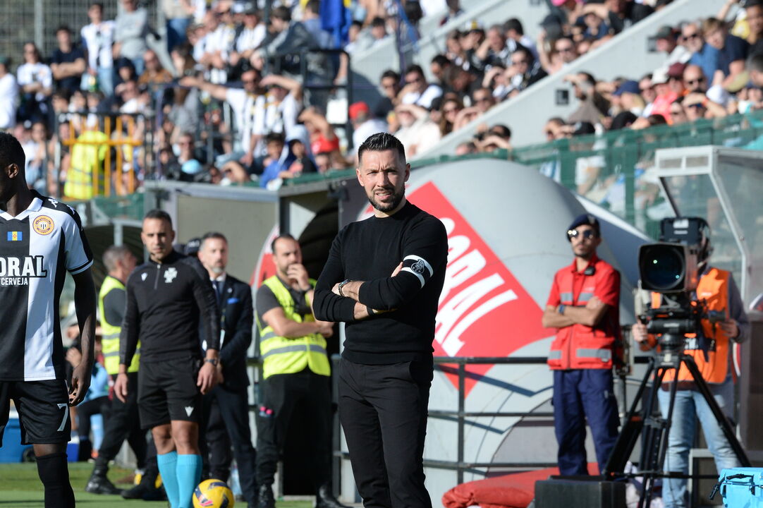 Francesco Farioli no banco do FC Porto na Choupana