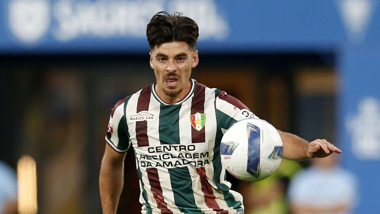 Paulo Moreira em ação pelo E. Amadora