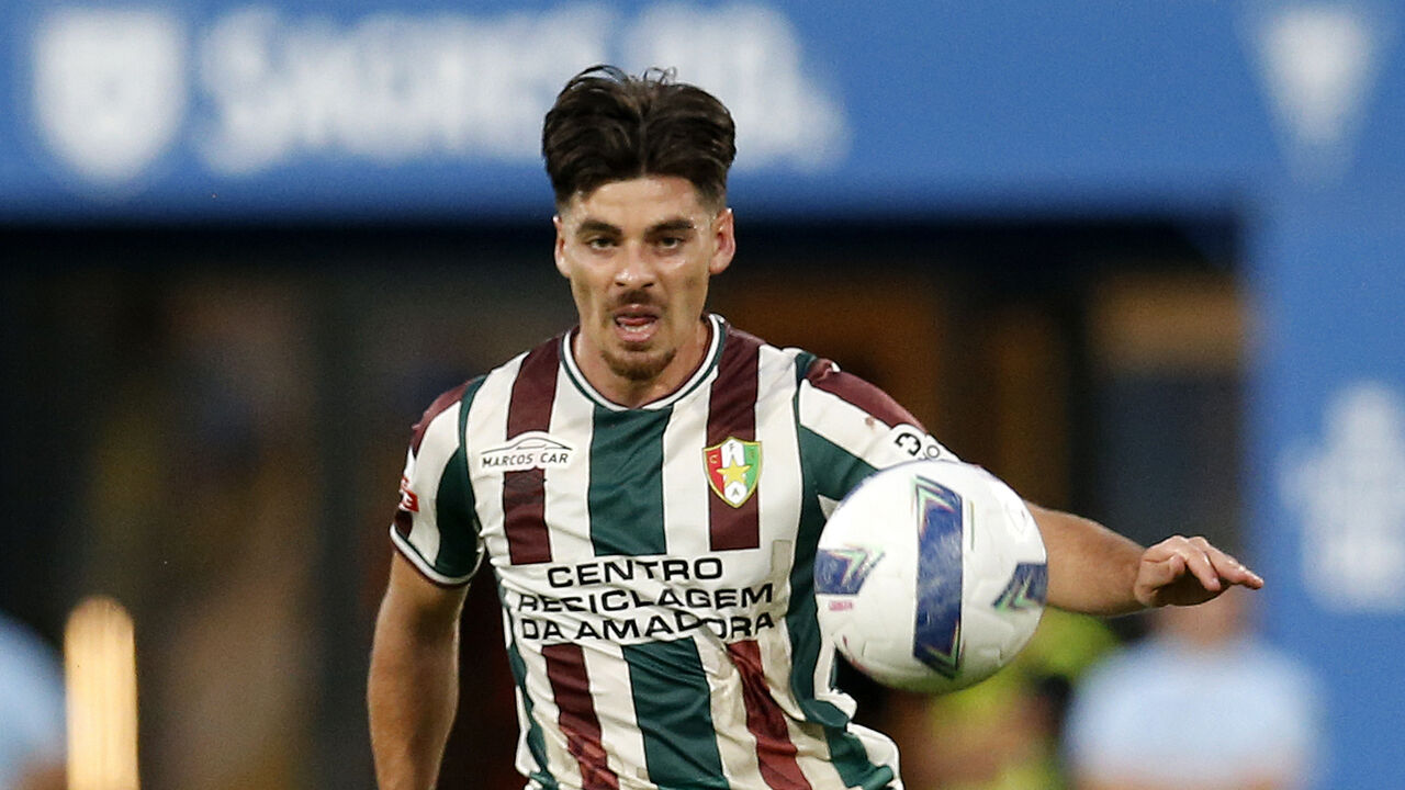 Paulo Moreira em ação pelo E. Amadora