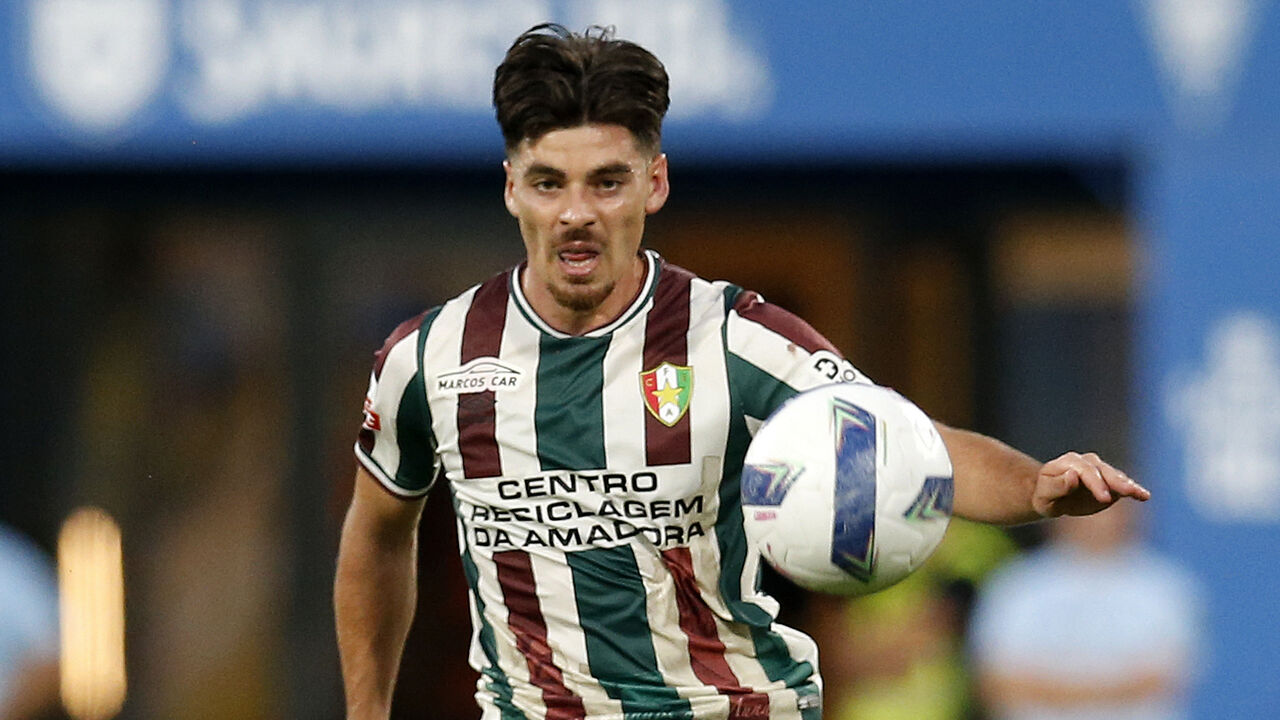 Paulo Moreira em ação pelo E. Amadora