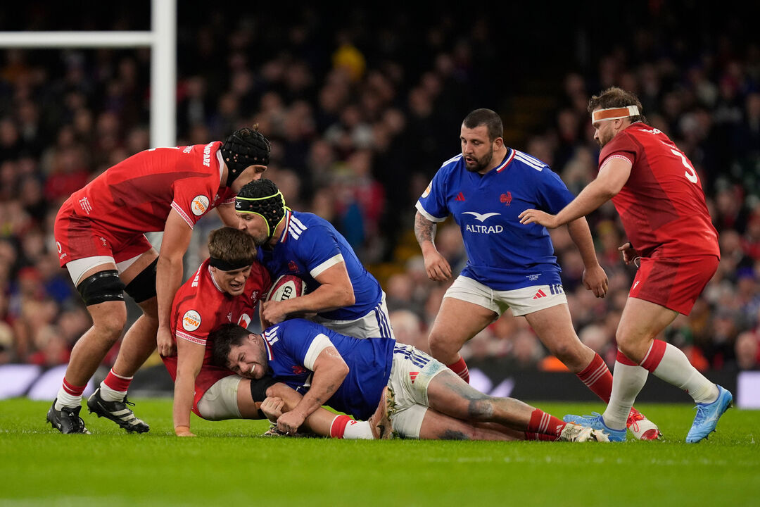Jogadores de râguebi disputam a bola durante o jogo entre França e País de Gales