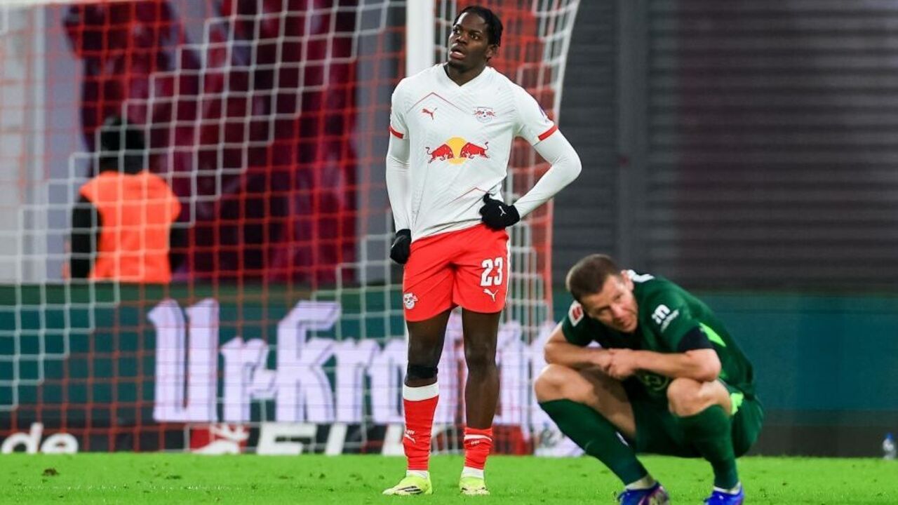 Konrad Laimer lamenta o empate frente ao Wolfsburgo.
