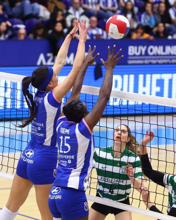 Jogo de voleibol com atletas do FC Porto e Sporting CP na disputa pela bola