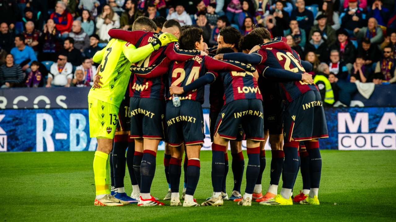 Jogadores do Levante formam uma roda antes do início do jogo