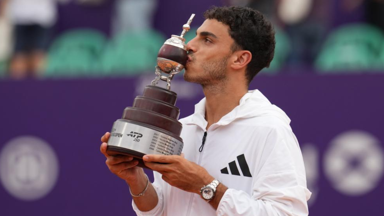 Francisco Cerundolo beija troféu após conquistar torneio de Buenos Aires 