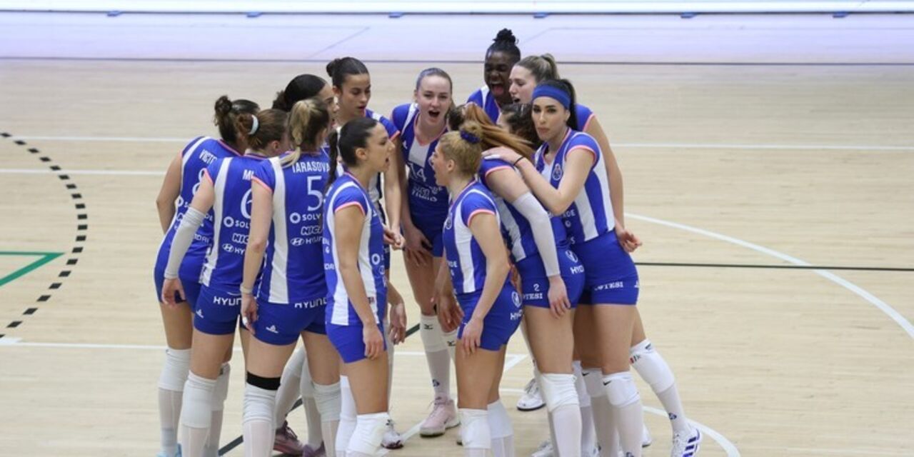 Equipa de voleibol reúne-se para planear a estratégia de jogo