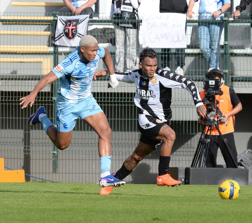 Veron (à direita) não pôde jogar contra o FC Porto por estar emprestado