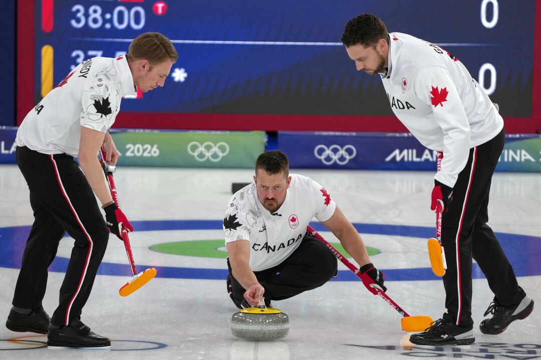 Atletas do Canadá competem em curling nos Jogos Olímpicos de Inverno