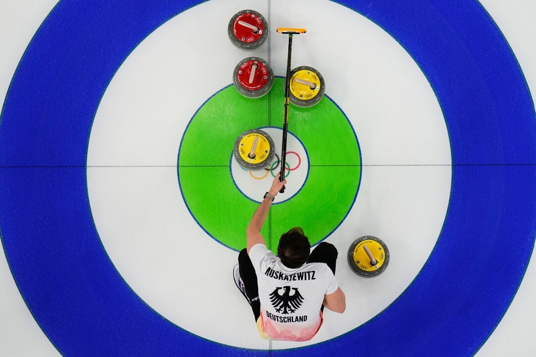 Atleta alemão compete no curling nos Jogos Olímpicos