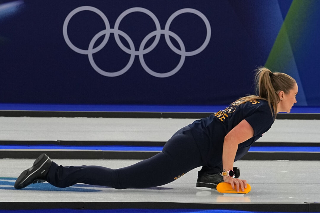 Atleta compete em curling nos Jogos Olímpicos