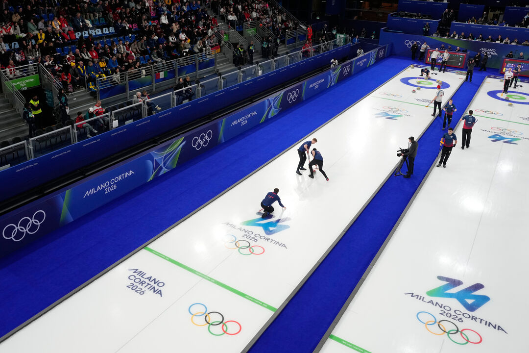Equipas competem nos jogos de curling Milano Cortina 2026