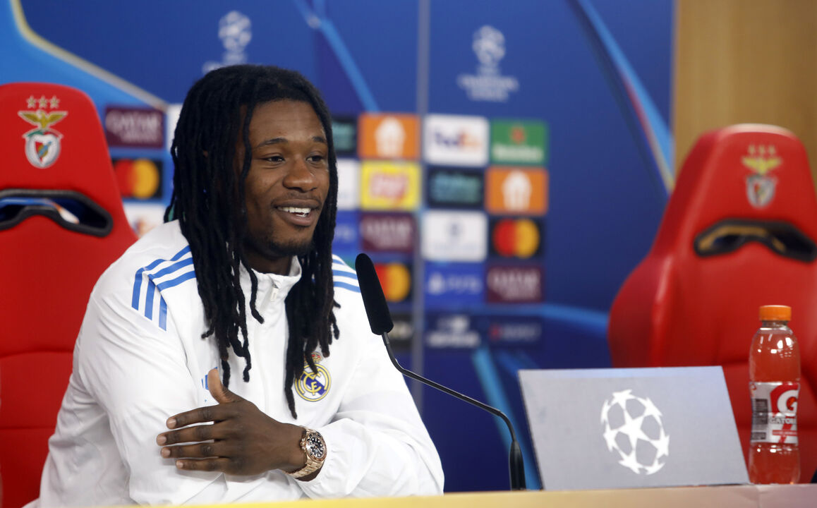 Eduardo Camavinga na sala de imprensa do Estádio da Luz
