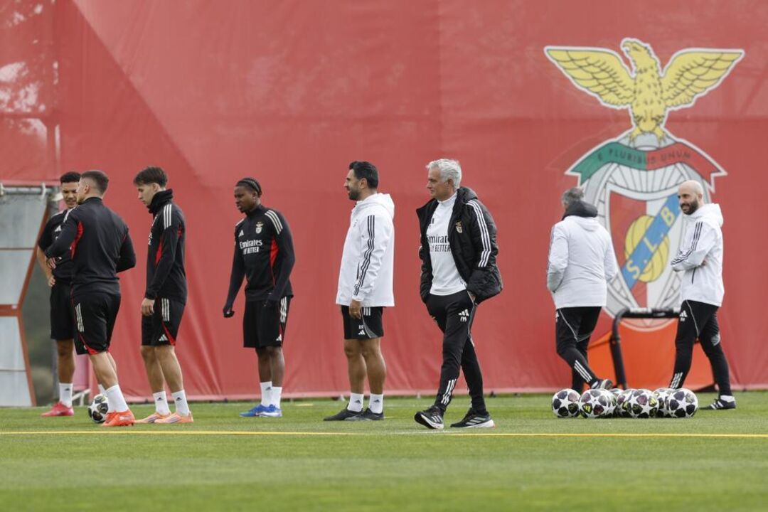 Mourinho orienta o treino do Benfica