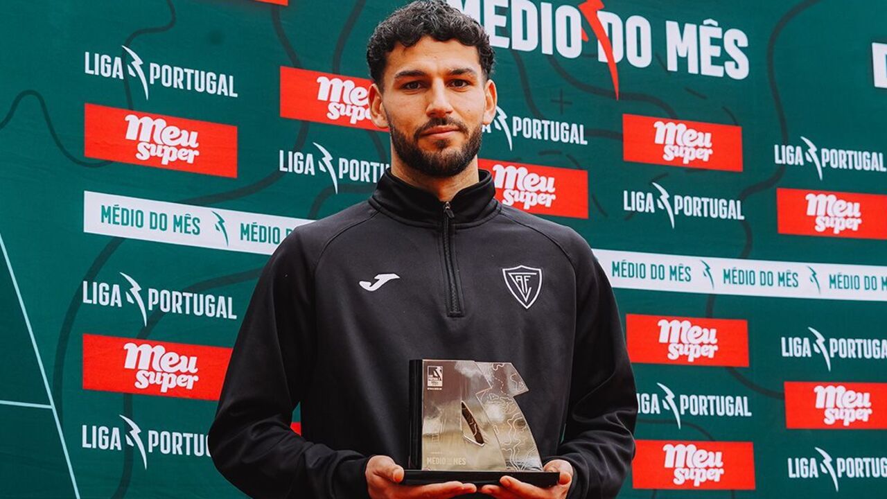 Jogador recebe prémio de médio do mês da Liga Portugal